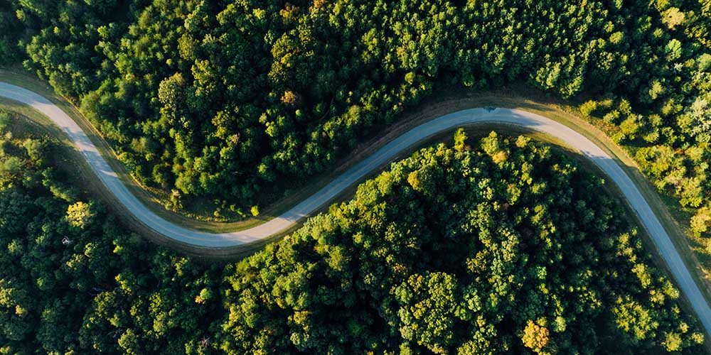 Bochtige weg dronebeeld