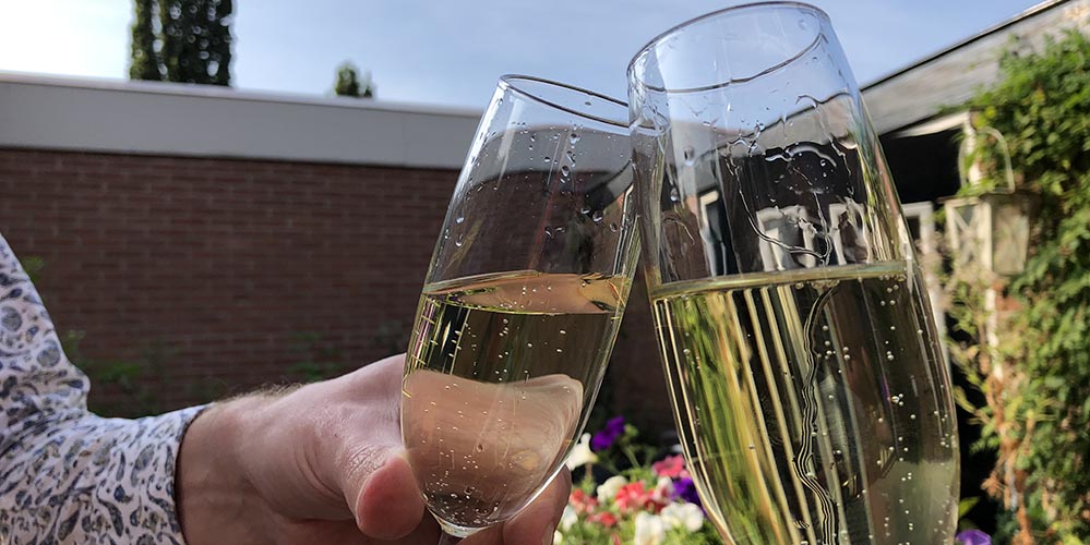 Champagne voor de PDRA exploitatievergunning van Dronewize MediaGen en Matthijs de Vos